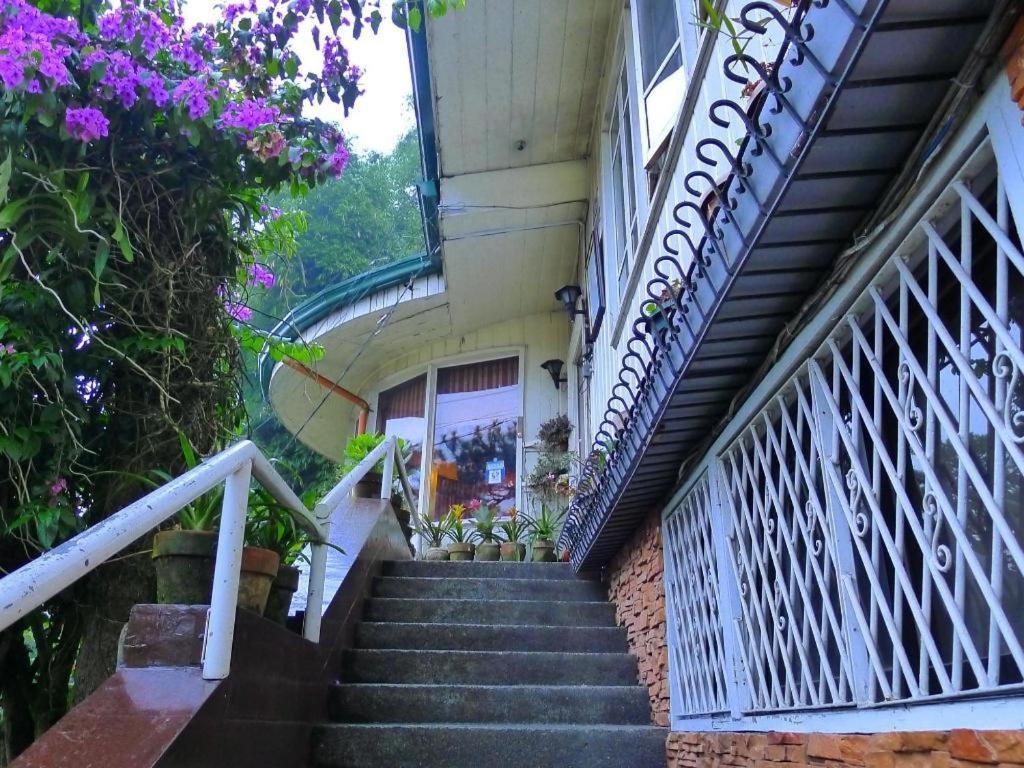 Mountain Lodge And Restaurant Baguio City Esterno foto